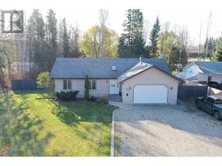 Photo 2: 2805 NEIGHBOUR ROAD in Quesnel: House for sale : MLS®# R2827696