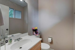 Photo 12: 427 Queen Charlotte Drive SE in Calgary: Queensland Detached for sale : MLS®# A1243544