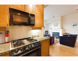 Photo 7: 313 2655 CRANBERRY Drive in Vancouver: Kitsilano Condo for sale in "NEW YORKER" (Vancouver West)  : MLS®# V671209