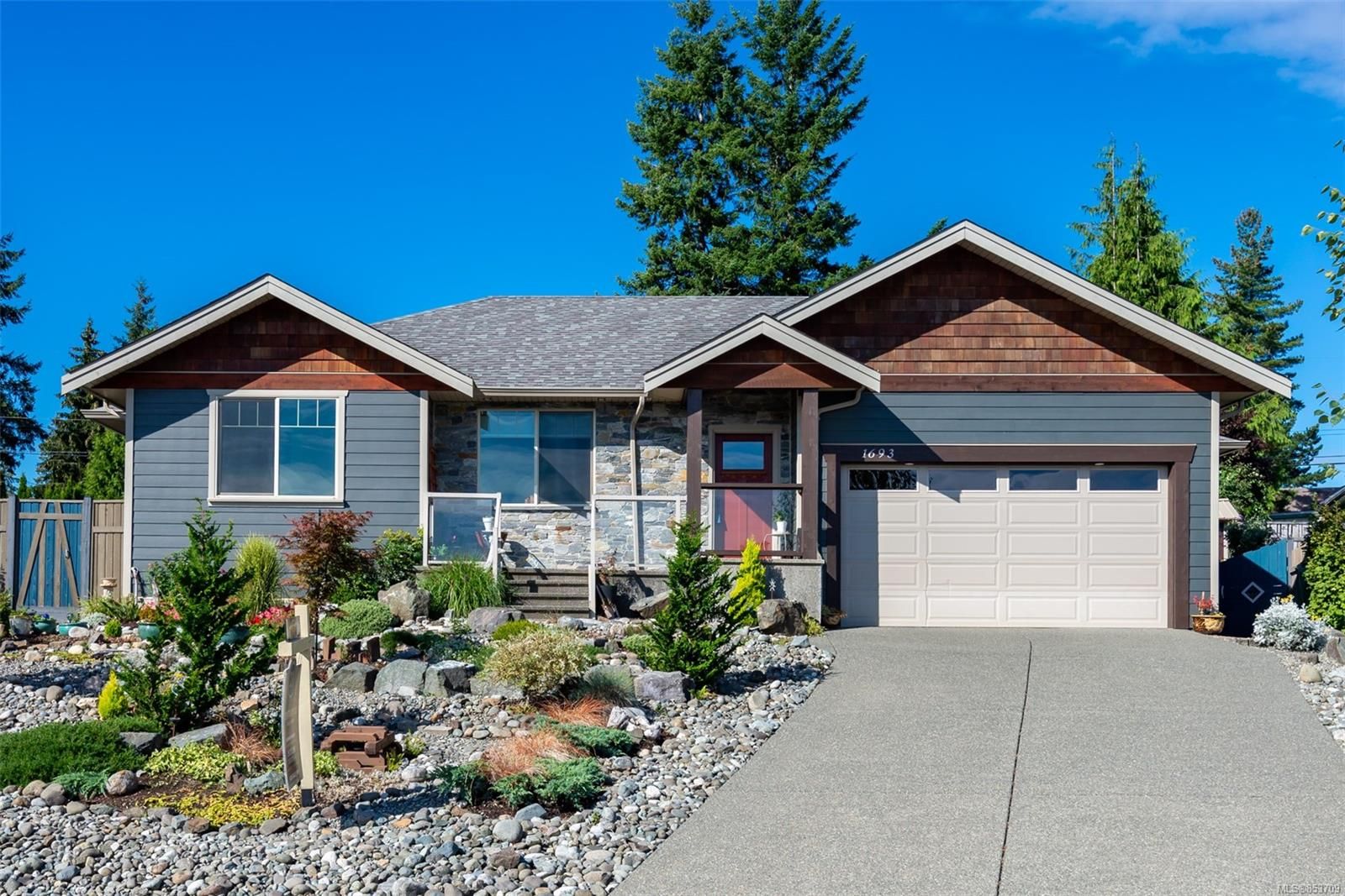 Main Photo: 1693 Glen Eagle Dr in Campbell River: CR Campbell River Central House for sale : MLS®# 853709