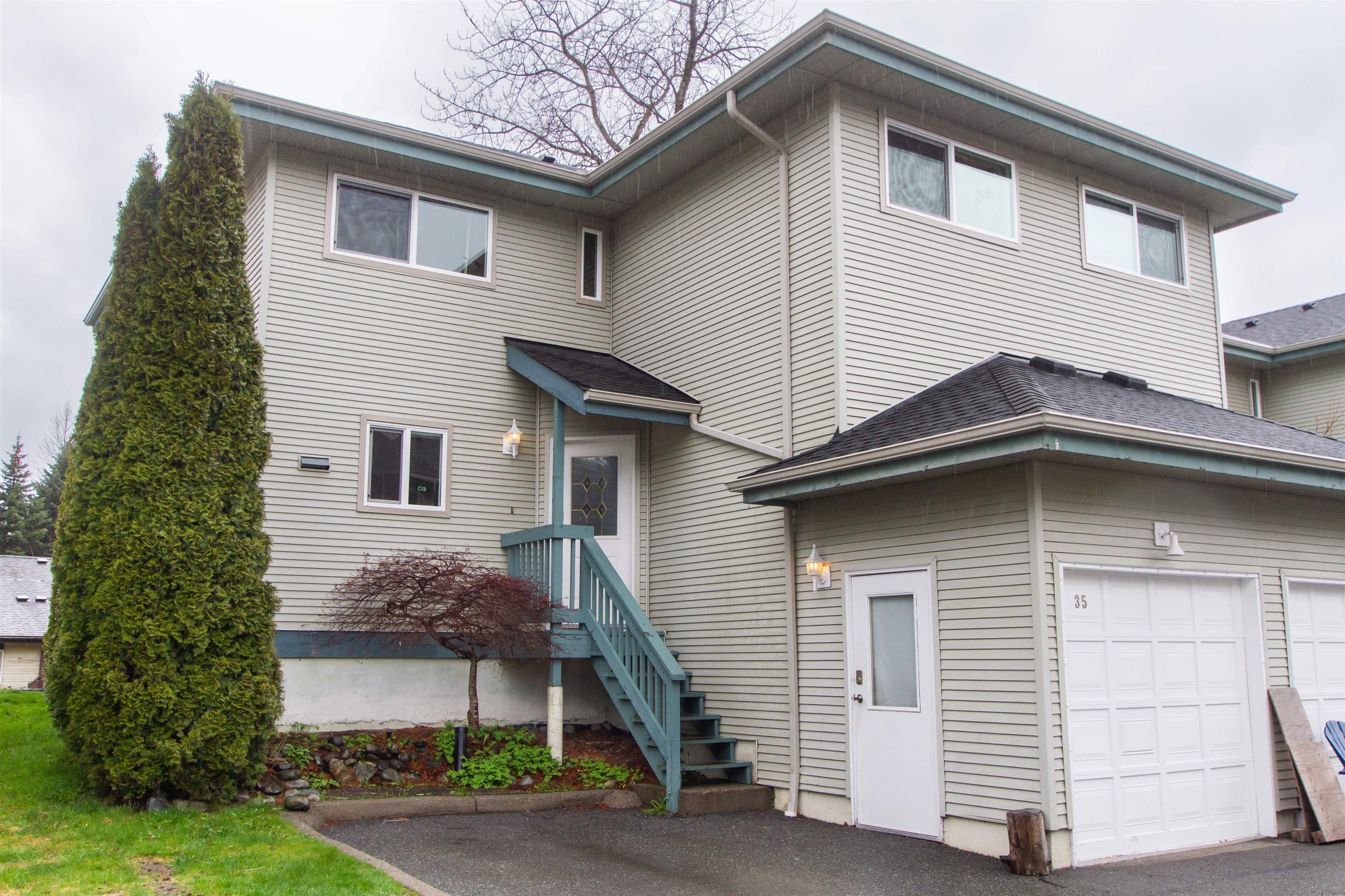 Main Photo: 35 41449 GOVERNMENT Road in Squamish: Brackendale Townhouse for sale in "Emerald Place" : MLS®# R2769981