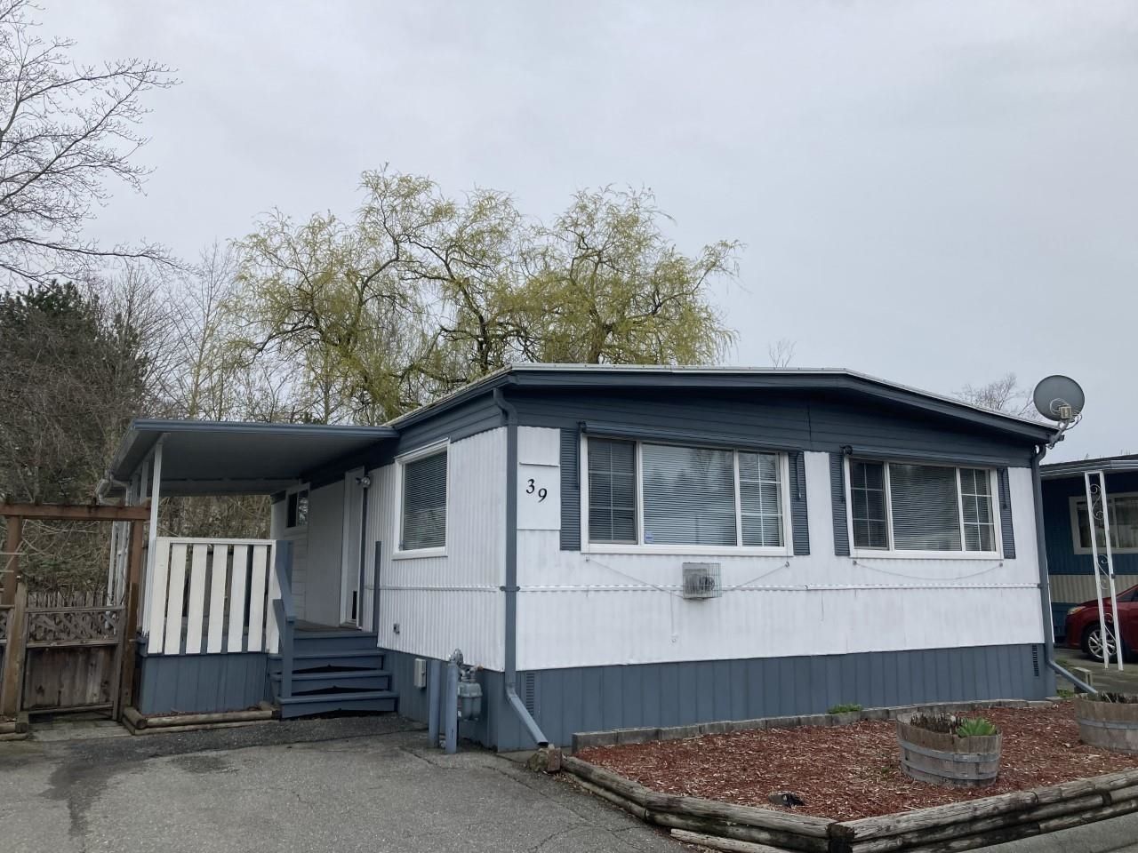 Main Photo: 39 3300 HORN Street in Abbotsford: Central Abbotsford Manufactured Home for sale in "Georgian Park" : MLS®# R2767111