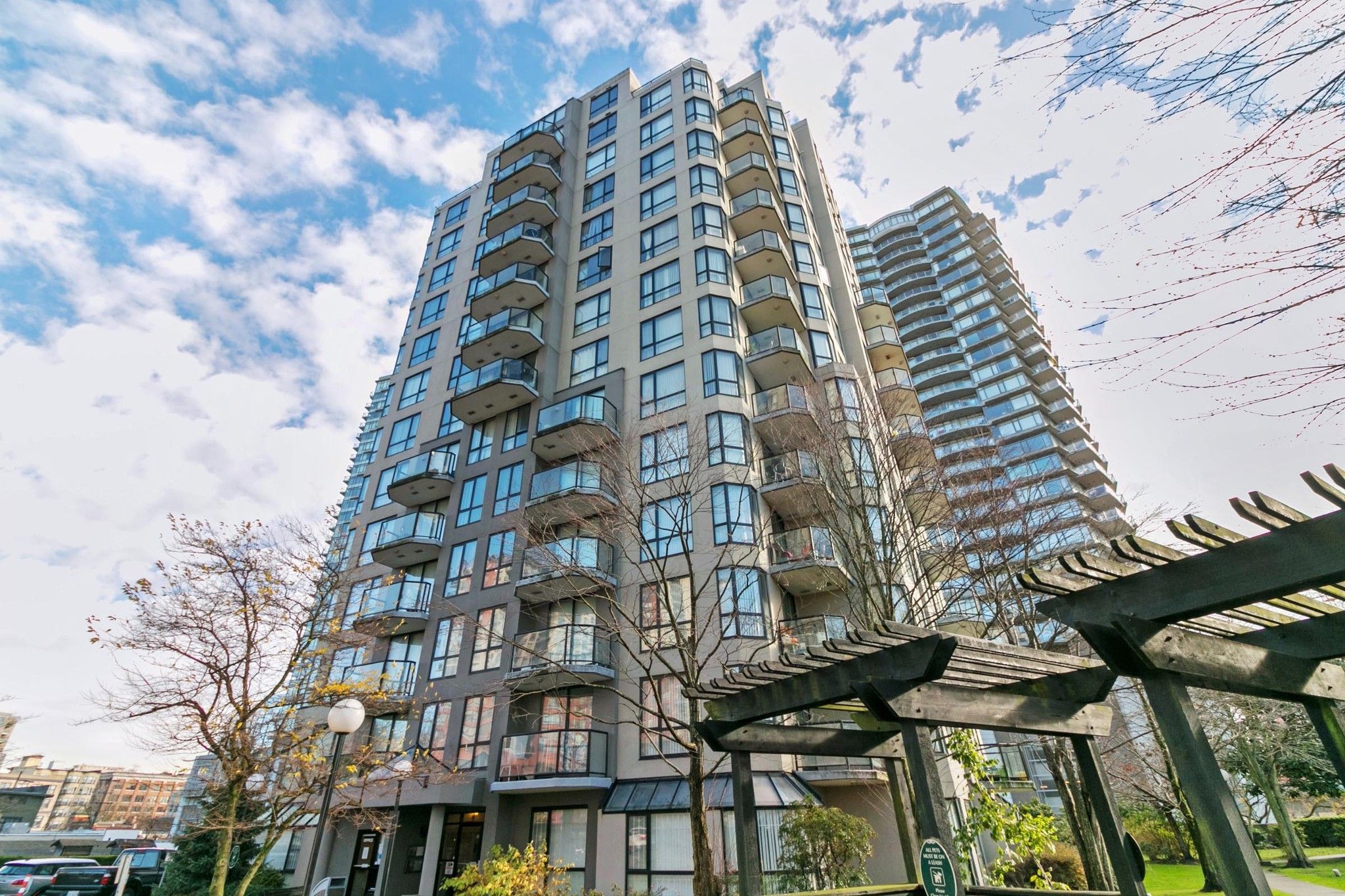 Main Photo: PH04 828 AGNES Street in New Westminster: Downtown NW Condo for sale in "WESTMINSTER TOWERS" : MLS®# R2224794