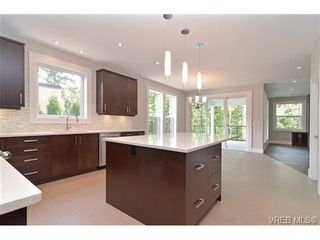 Photo 5: 111 Parsons Rd in VICTORIA: VR Six Mile House for sale (View Royal)  : MLS®# 684415