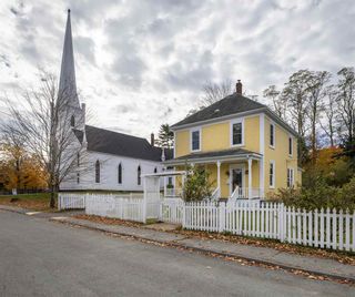 Photo 1: 48 Maple Street in Mahone Bay: 405-Lunenburg County Residential for sale (South Shore)  : MLS®# 202022614
