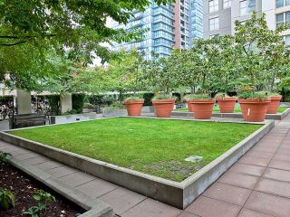 Photo 8: 1705 969 RICHARDS Street in Vancouver: Downtown VW Condo for sale in "MONDRIAN 2" (Vancouver West)  : MLS®# V956329