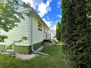 Photo 3: 135 7th Avenue Southeast in Dauphin: R30 Residential for sale (R30 - Dauphin and Area)  : MLS®# 202223780