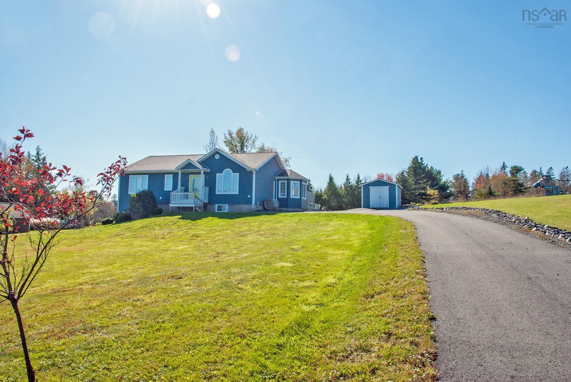 Main Photo: 53 Bulmer Road in Centre: 405-Lunenburg County Residential for sale (South Shore)  : MLS®# 202224014