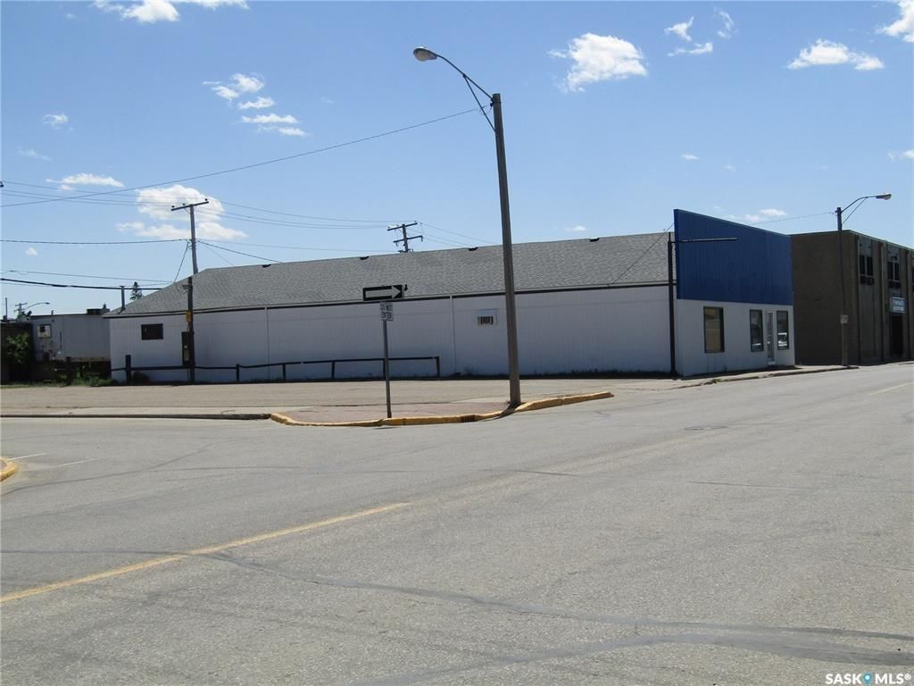 Main Photo: 114 Railway Avenue East in Nipawin: Commercial for sale : MLS®# SK889895