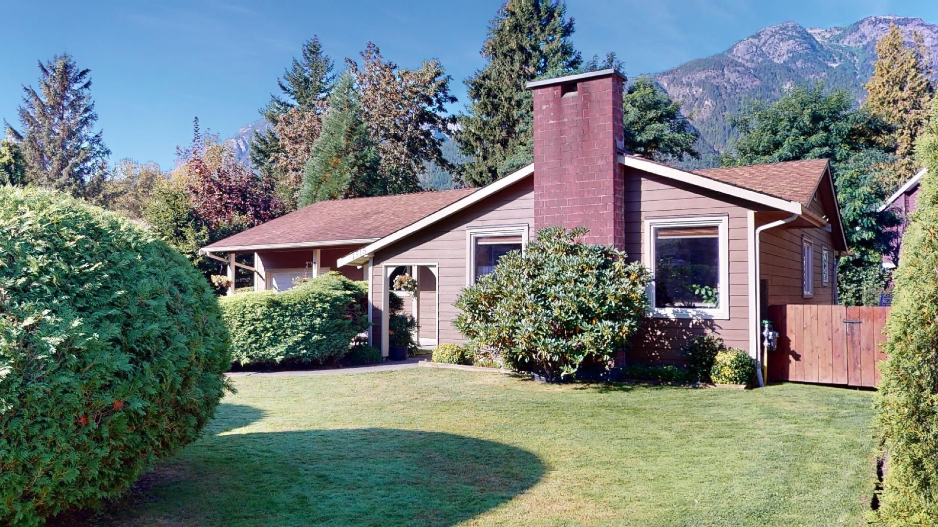 Main Photo: 1515 EAGLE RUN Drive: Brackendale House for sale in "Eagle Run" (Squamish)  : MLS®# R2722587
