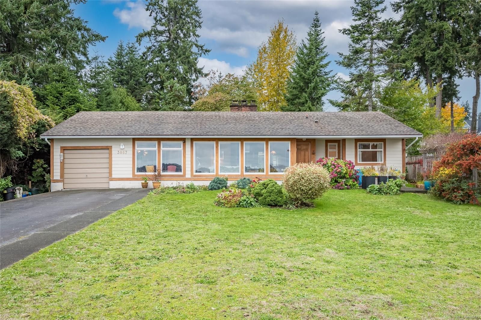 Main Photo: 3867 Marine Dr in Royston: CV Courtenay South House for sale (Comox Valley)  : MLS®# 888433