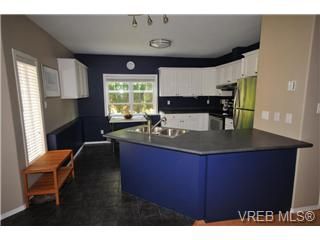 Photo 2: 846 Finlayson Street in Victoria: Vi Mayfair Strata Duplex Unit for sale : MLS®# 297312