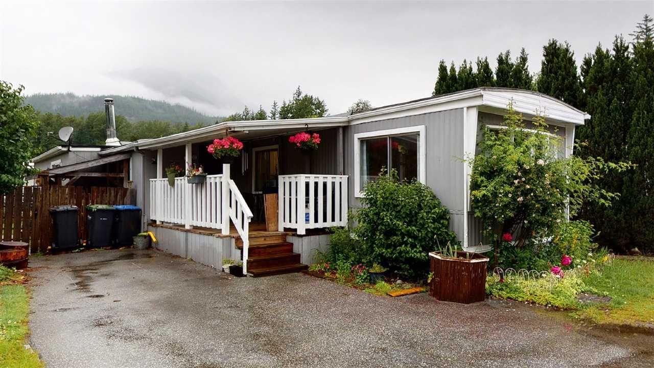Main Photo: 10 40157 GOVERNMENT Road in Squamish: Garibaldi Estates Manufactured Home for sale in "Spiral Trailer Park" : MLS®# R2593322