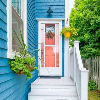 Photo 1: 87 Lawrence Street in Lunenburg: 405-Lunenburg County Residential for sale (South Shore)  : MLS®# 202219937