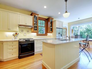 Photo 12: 1511 Montgomery Ave in Victoria: Vi Rockland House for sale : MLS®# 909427