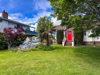 Photo 2: 3274 Irma St in Saanich: SW Rudd Park Single Family Residence for sale (Saanich West)  : MLS®# 967637