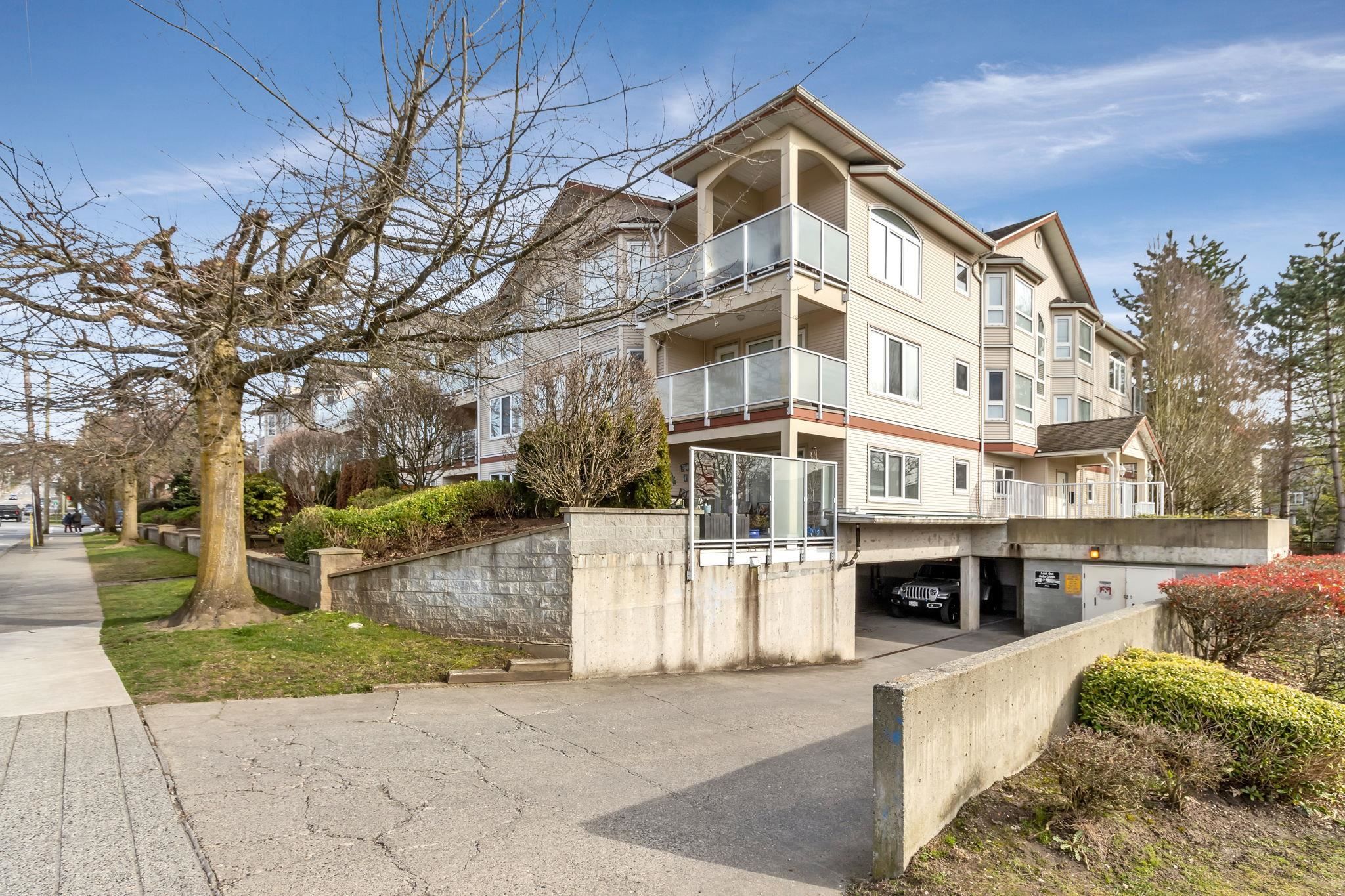 Main Photo: 301 5977 177B Street in Surrey: Cloverdale BC Condo for sale (Cloverdale)  : MLS®# R2764116