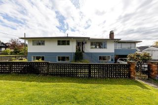 Main Photo: 948 RIDGEWAY Avenue in North Vancouver: Central Lonsdale House for sale : MLS®# R2689833