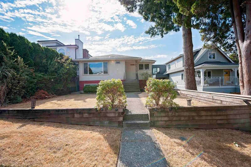 FEATURED LISTING: 1450 30TH Avenue East Vancouver