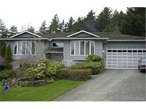 Main Photo: 4786 Amblewood Dr in VICTORIA: SE Broadmead House for sale (Saanich East)  : MLS®# 256734