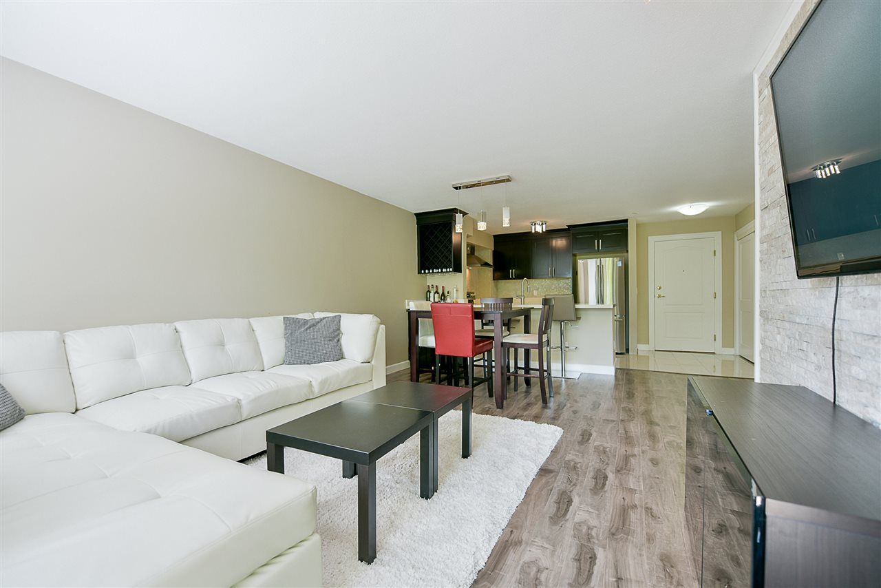 Photo 10: Photos: 206 20268 54 Avenue in Langley: Langley City Condo for sale in "BRIGHTON PLACE" : MLS®# R2190927