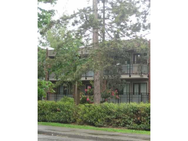 Main Photo: 402 360 E 2ND Street in North Vancouver: Lower Lonsdale Condo for sale in "EMERALD MANOR" : MLS®# V833051