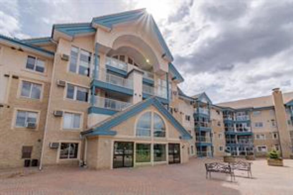 Main Photo: 218 7239 Sierra Morena Boulevard SW in Calgary: Signal Hill Apartment for sale : MLS®# A1102814