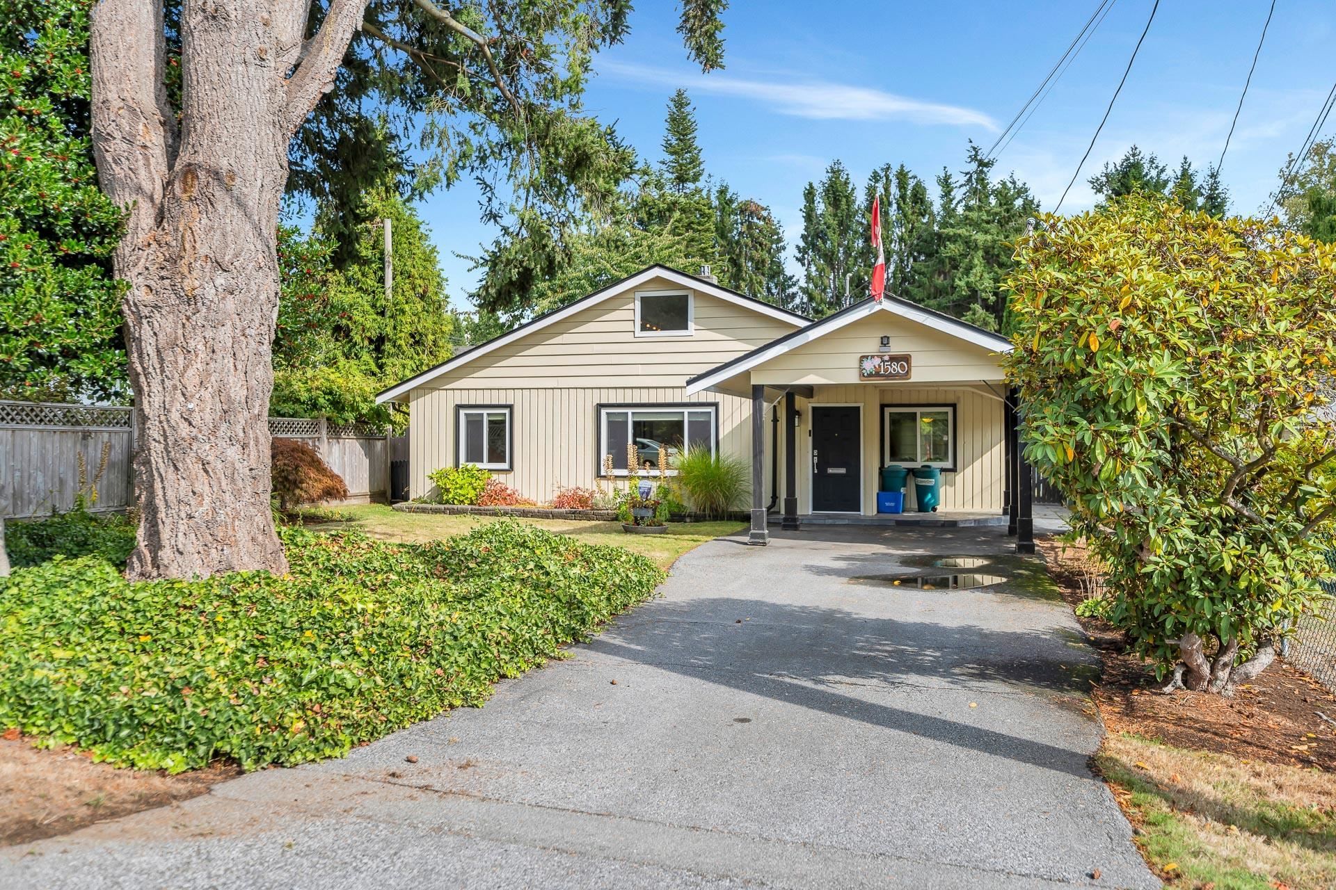 Main Photo: 1580 BISHOP Road: White Rock House for sale in "WEST WHITE ROCK" (South Surrey White Rock)  : MLS®# R2821024