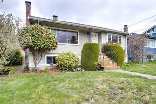 Photo 1: 438 E 13TH Street in North Vancouver: Central Lonsdale House for sale : MLS®# R2772024