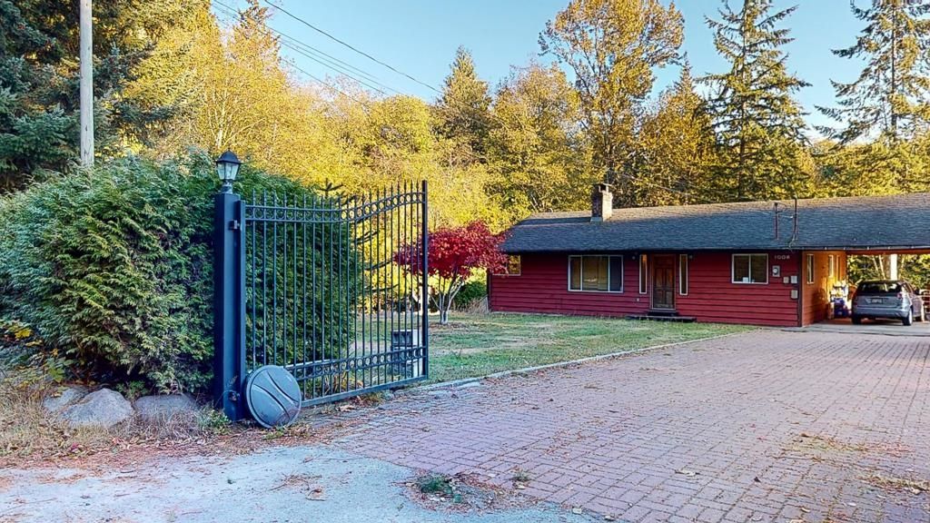 Main Photo: 1008 NORTH Road in Gibsons: Gibsons & Area House for sale (Sunshine Coast)  : MLS®# R2846128