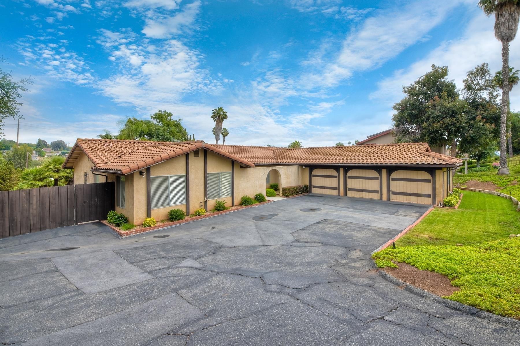 Main Photo: House for sale : 4 bedrooms : 1650 Citrus Hills Ln in Escondido