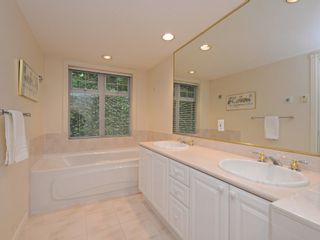 Photo 12: 110 1140 STRATHAVEN Drive in North Vancouver: Northlands Condo for sale in "Strathaven" : MLS®# R2178970