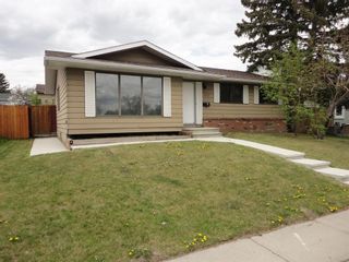 Photo 2: 438 Queensland Place SE in Calgary: Queensland Detached for sale : MLS®# A1222170