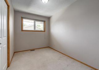 Photo 17: 128 Queensland Place SE in Calgary: Queensland Detached for sale : MLS®# A1224303