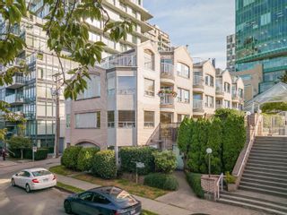 Photo 2: 202 788 W 8TH Avenue in Vancouver: Fairview VW Townhouse for sale in "LA FORTUNA" (Vancouver West)  : MLS®# R2819729