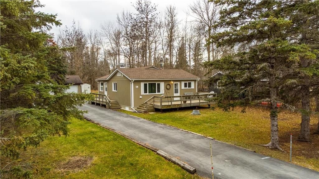 Main Photo: 14 Colleen Avenue in Arnes: Spruce Bay Residential for sale (R26)  : MLS®# 202301863