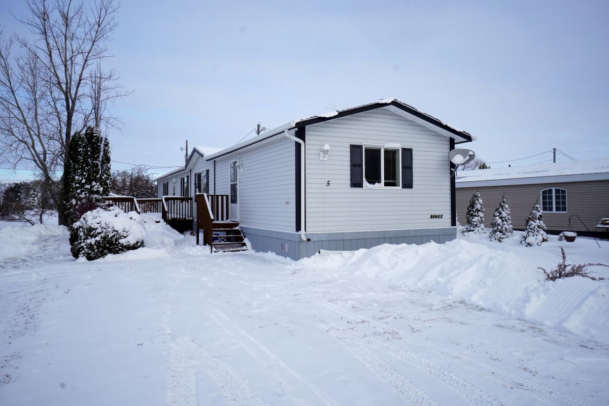 Main Photo: 5 King Crescent in Portage la Prairie RM: House for sale : MLS®# 202228423