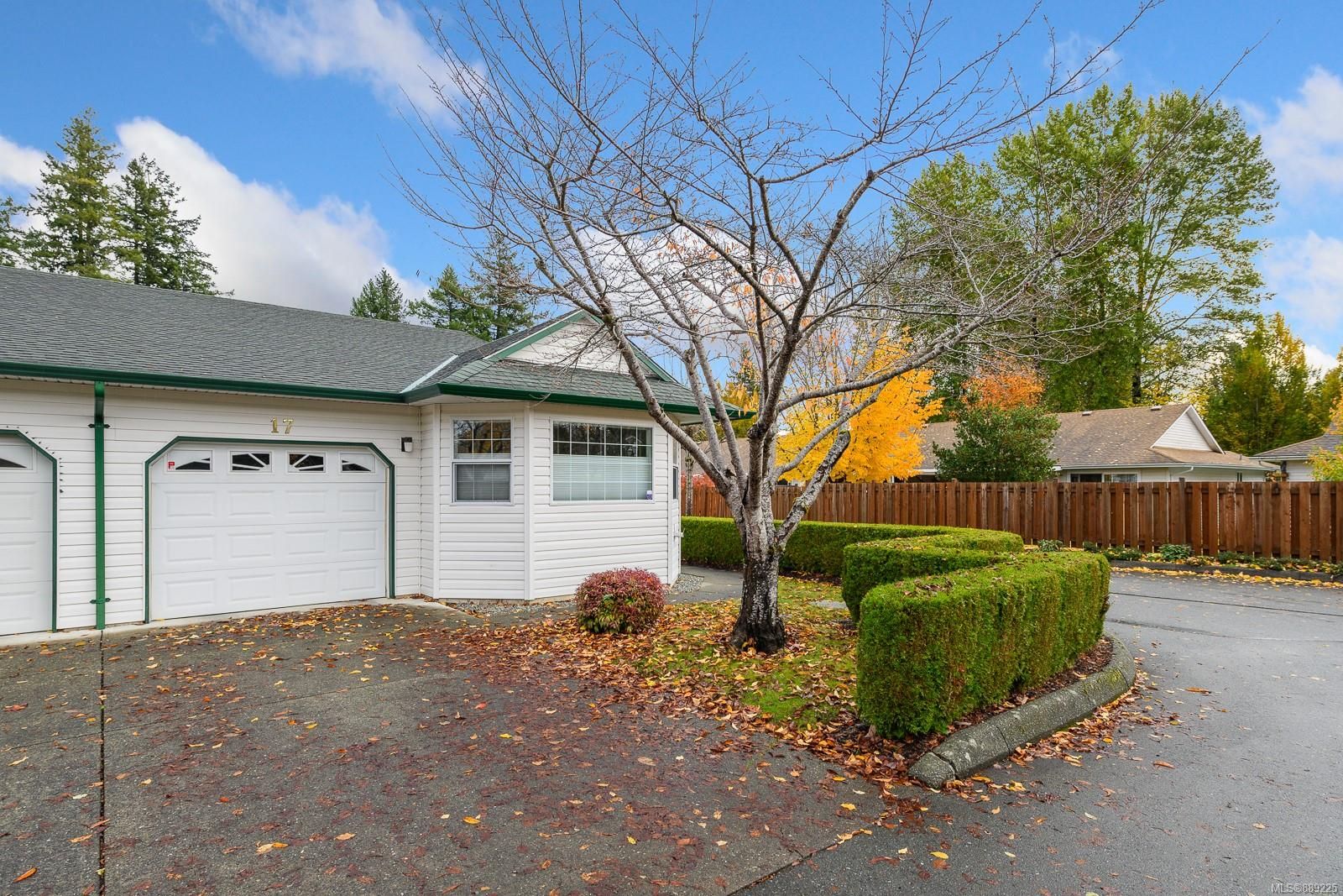 Main Photo: 17 1855 Willemar Ave in Courtenay: CV Courtenay City Row/Townhouse for sale (Comox Valley)  : MLS®# 889225