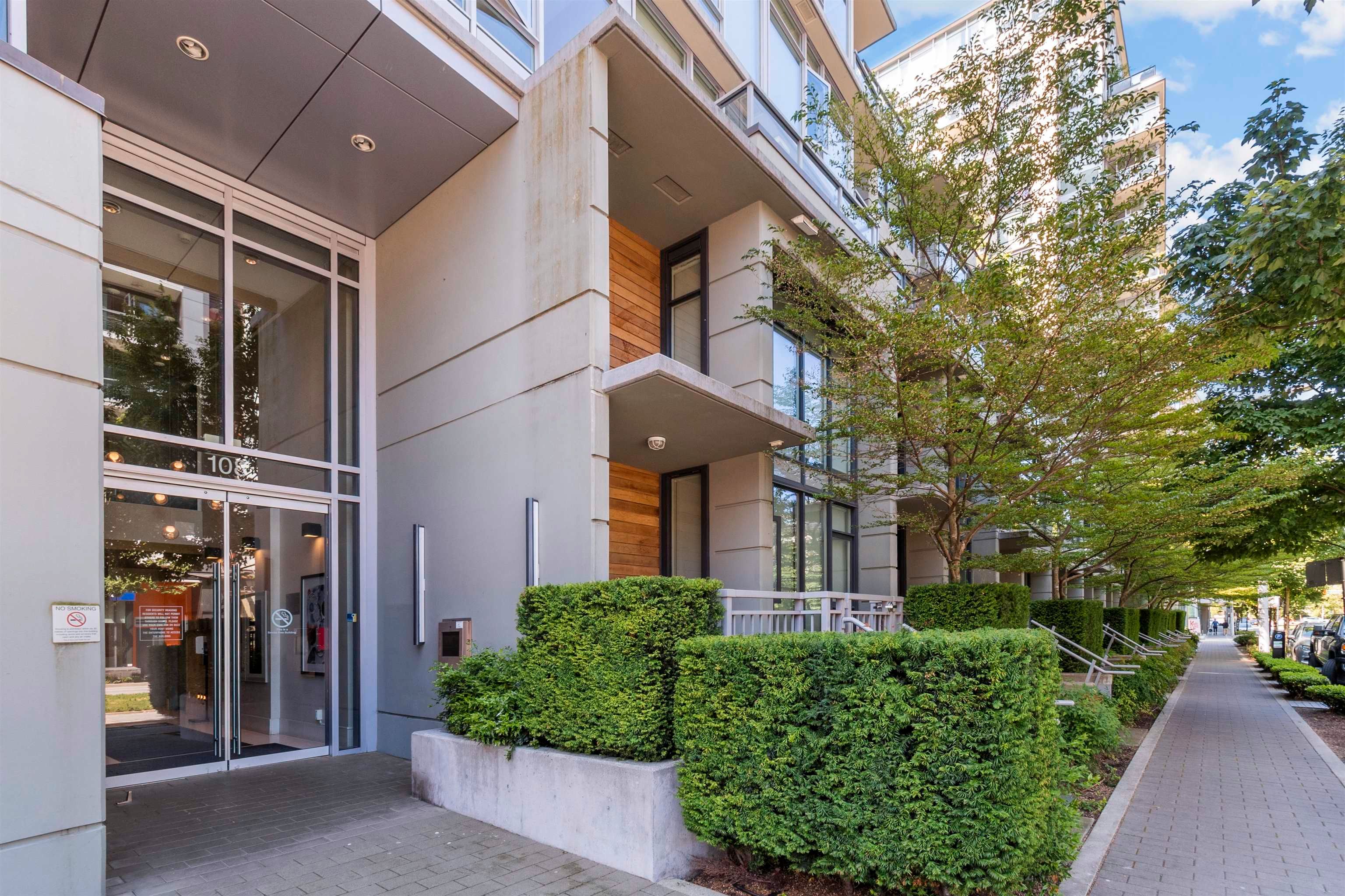 Main Photo: 252 108 W 1ST Avenue in Vancouver: False Creek Townhouse for sale in "Wall Centre False Creek" (Vancouver West)  : MLS®# R2717298