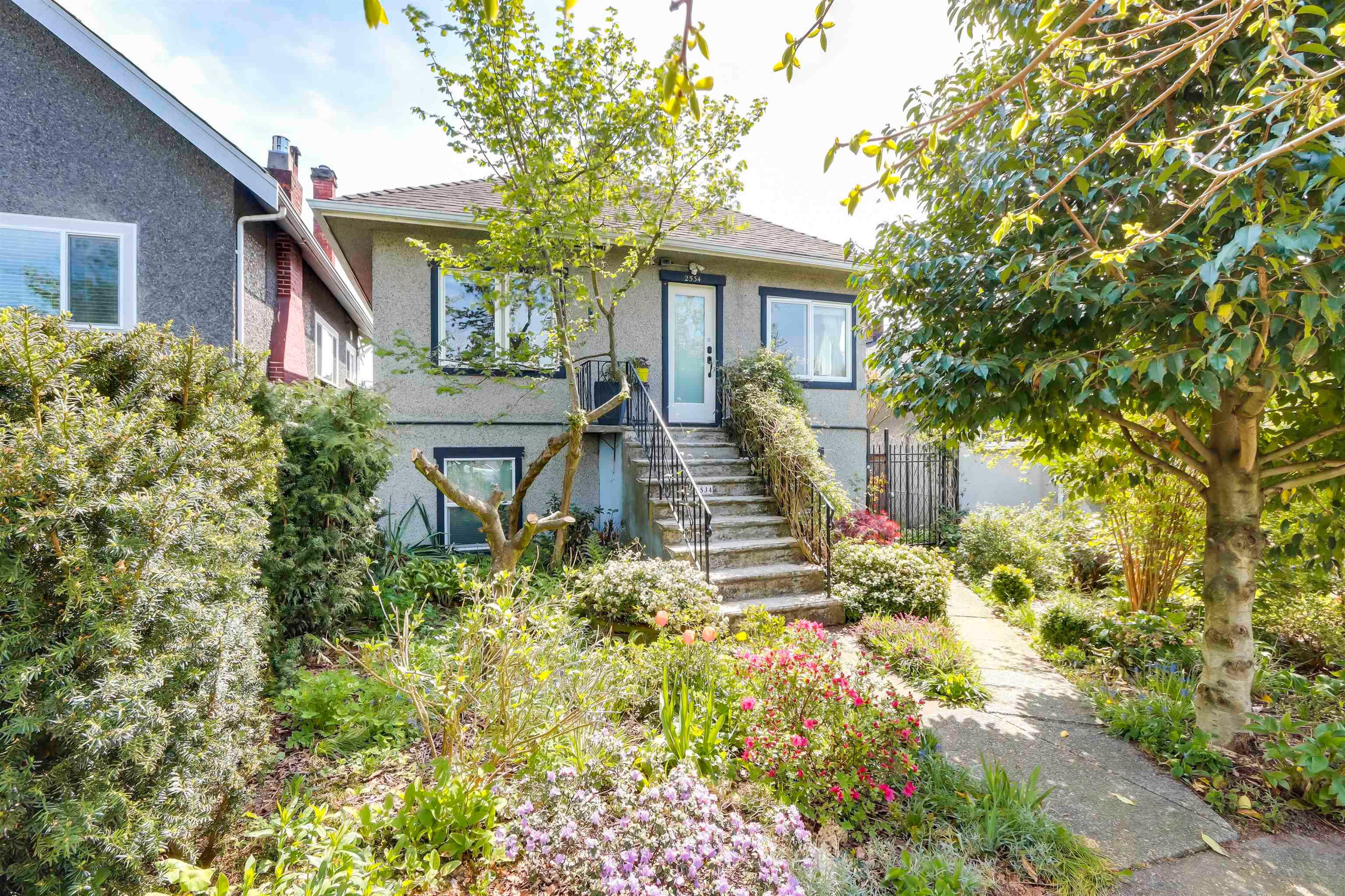 Main Photo: 2534 TURNER Street in Vancouver: Renfrew VE House for sale (Vancouver East)  : MLS®# R2775862