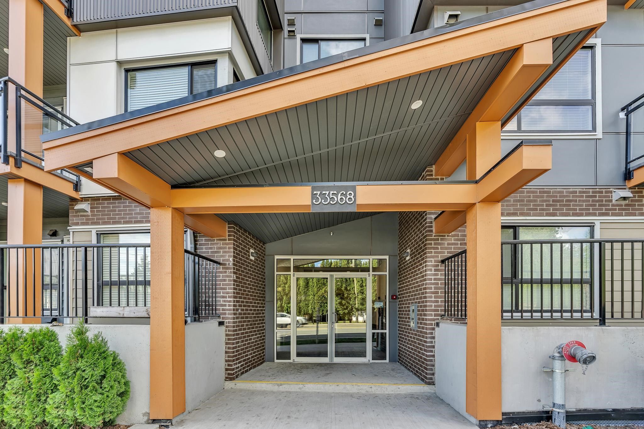 Main Photo: 304 33568 GEORGE FERGUSON Way in Abbotsford: Central Abbotsford Condo for sale : MLS®# R2816399
