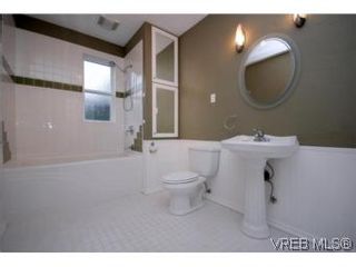 Photo 4: 2743 Victor St in VICTORIA: Vi Oaklands House for sale (Victoria)  : MLS®# 523911