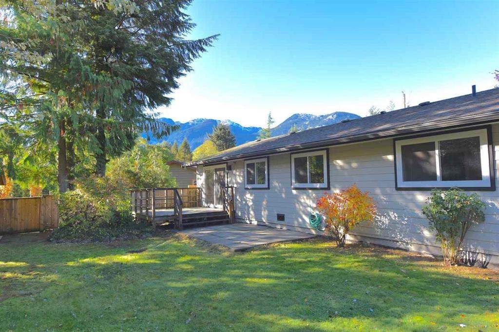 Main Photo: 38028 GUILFORD Drive in Squamish: Valleycliffe House for sale : MLS®# R2217229