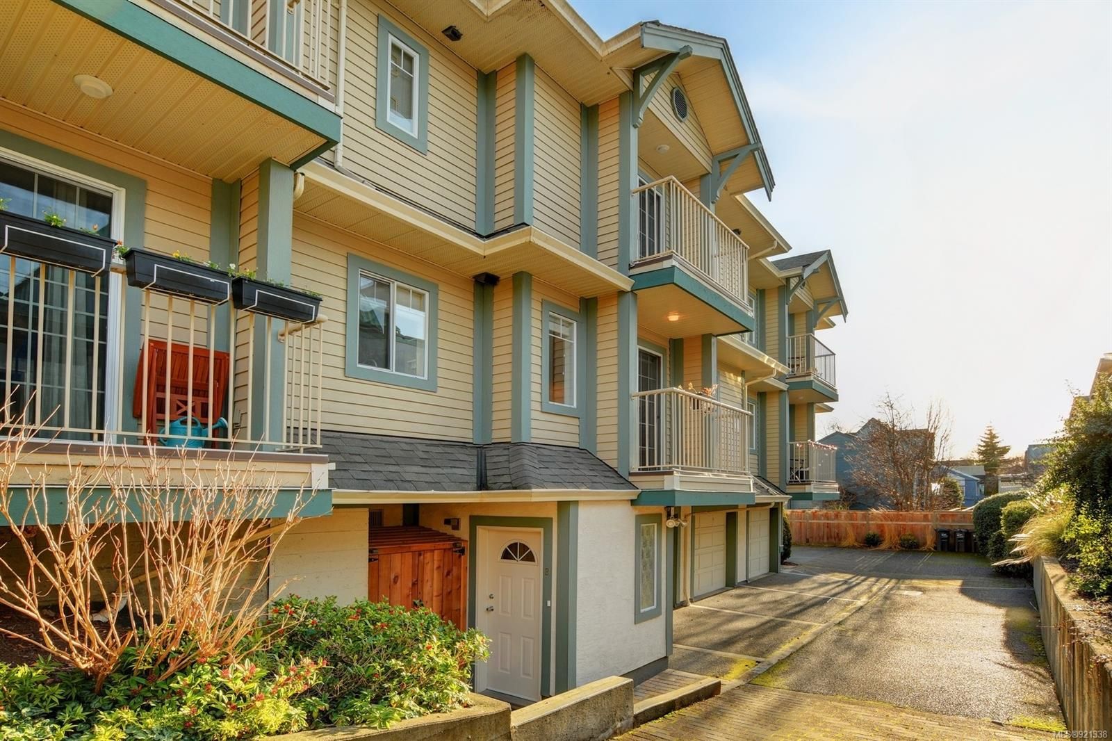Main Photo: B 113 Superior St in Victoria: Vi James Bay Row/Townhouse for sale : MLS®# 921338