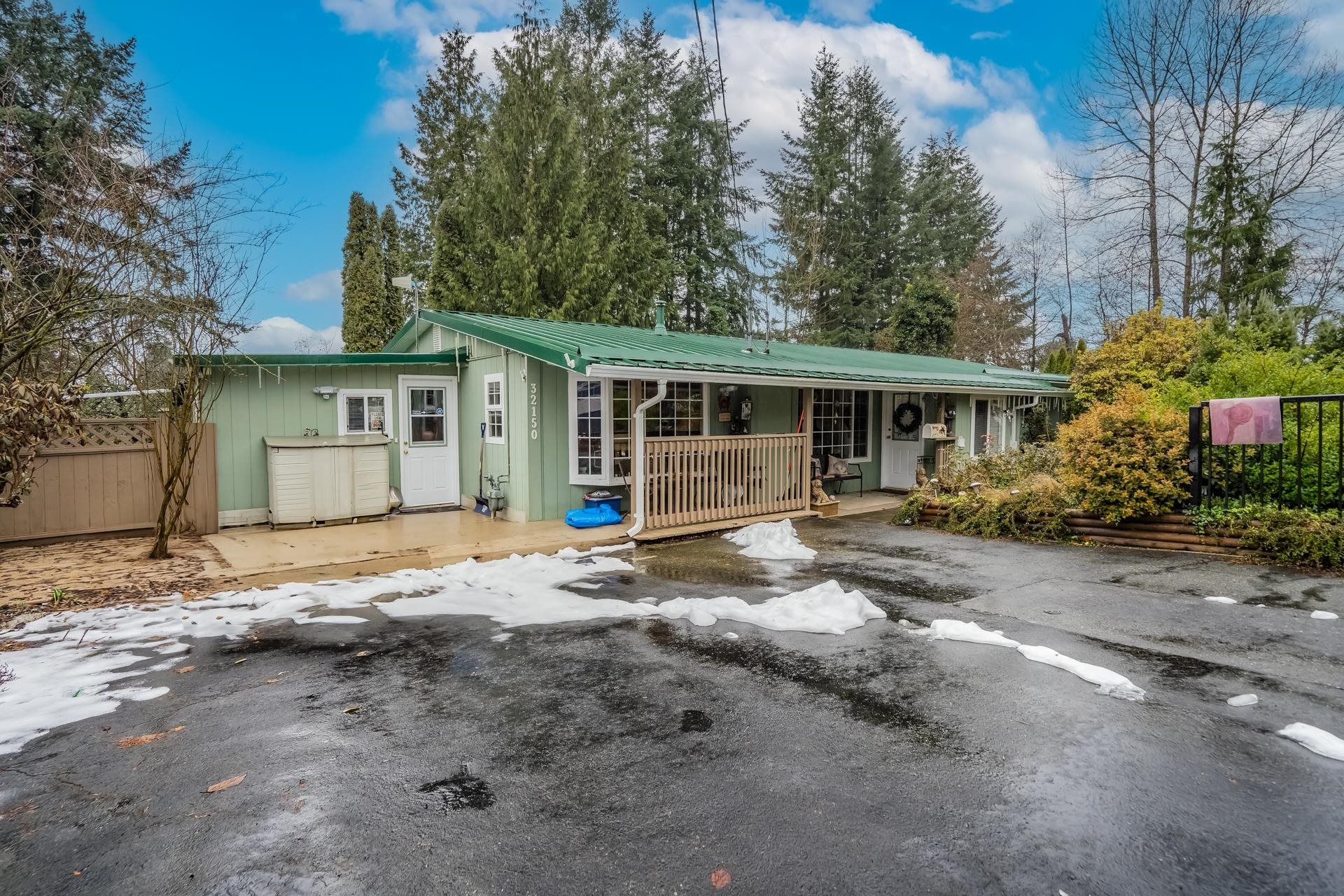 Main Photo: 32150 EAGLE Crescent in Mission: Mission BC House for sale : MLS®# R2844013