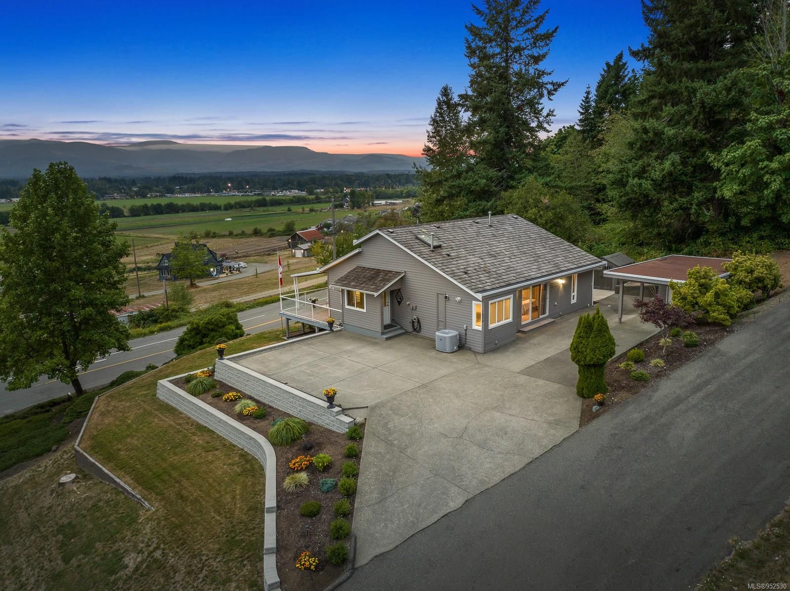 Main Photo: 1400 Valley View Dr in Courtenay: CV Courtenay East House for sale (Comox Valley)  : MLS®# 952530