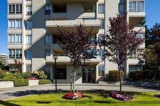 Photo 1: 401 1485 DUCHESS Avenue in West Vancouver: Ambleside Condo for sale in "The Mermaid" : MLS®# R2703375
