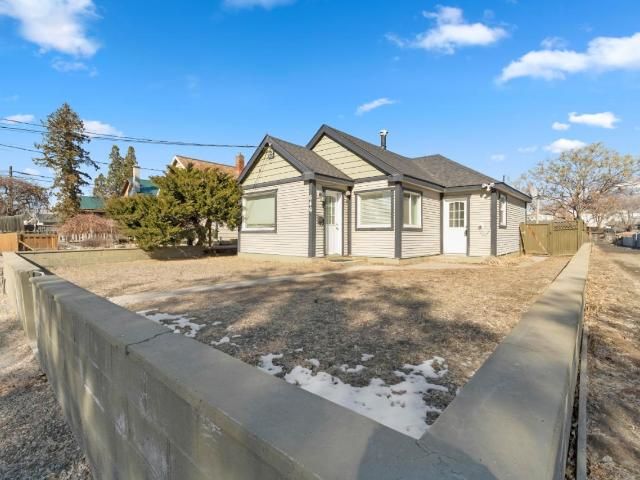 Main Photo: 646 STEWART Avenue in Kamloops: North Kamloops House for sale : MLS®# 171728