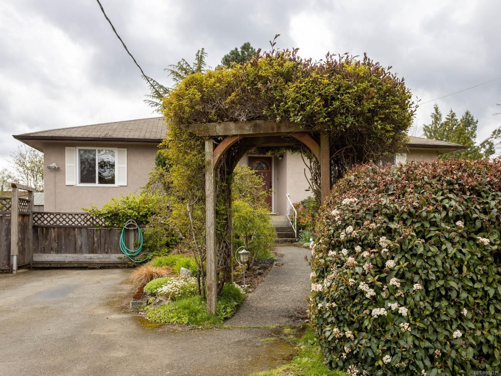 Main Photo: 1177 Clarke Rd in Central Saanich: CS Brentwood Bay House for sale : MLS®# 904221