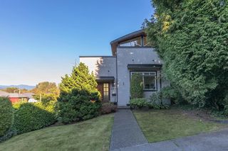 Photo 3: 4399 LOCARNO Crescent in Vancouver: Point Grey House for sale (Vancouver West)  : MLS®# R2726054